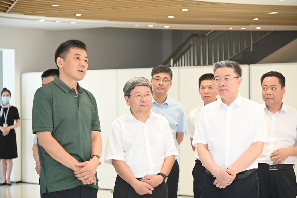 余姚市委书记傅贵荣一行莅临宁波长征娱乐生物调研园区建设